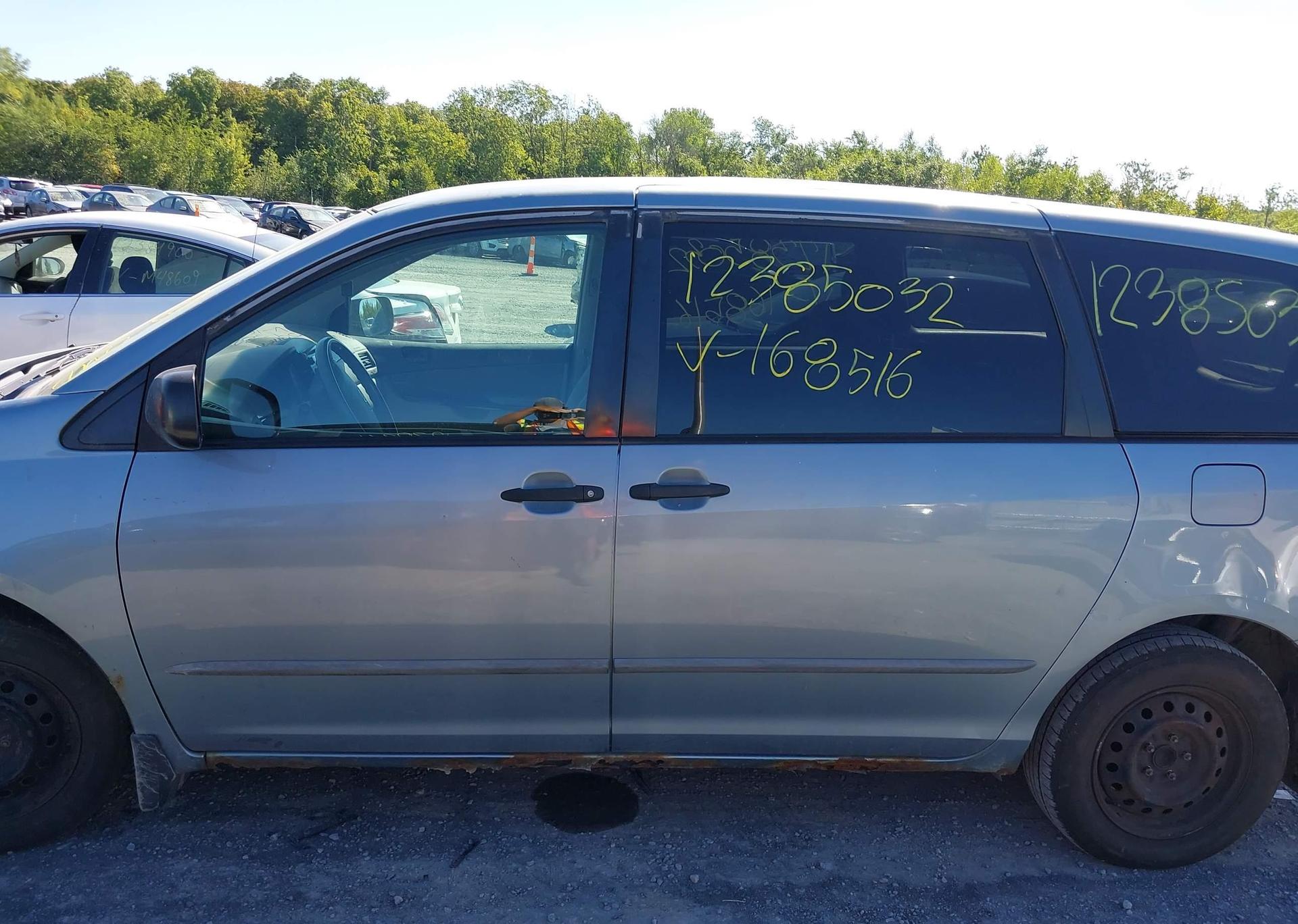 2004 TOYOTA SIENNA CE