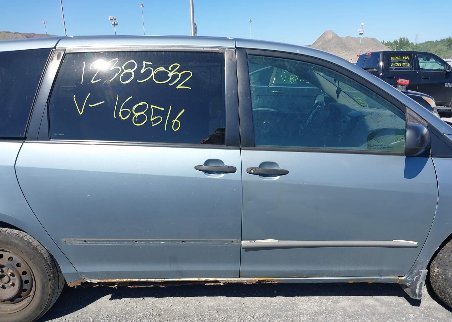 2004 TOYOTA SIENNA CE