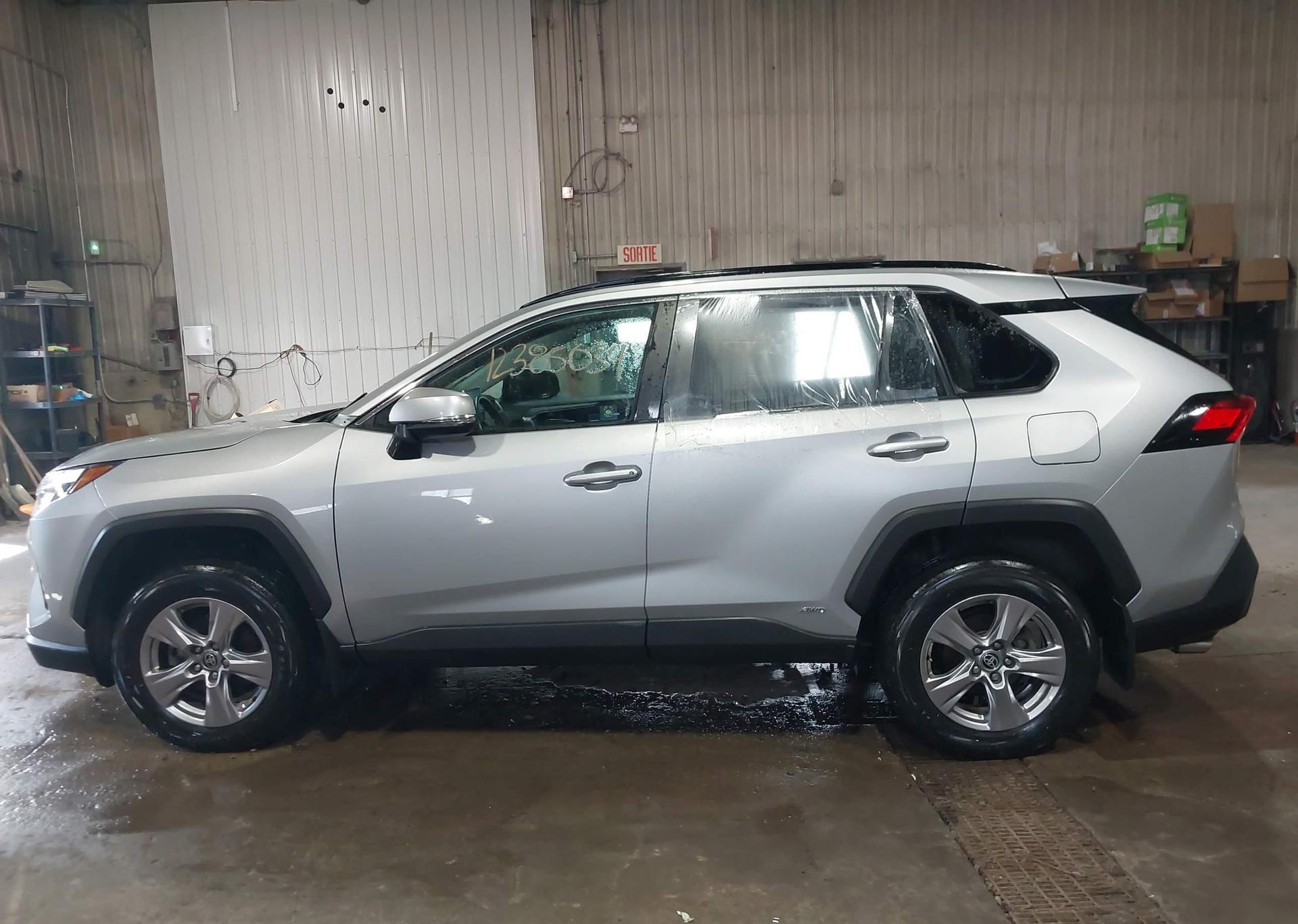 2023 TOYOTA RAV4 XLE