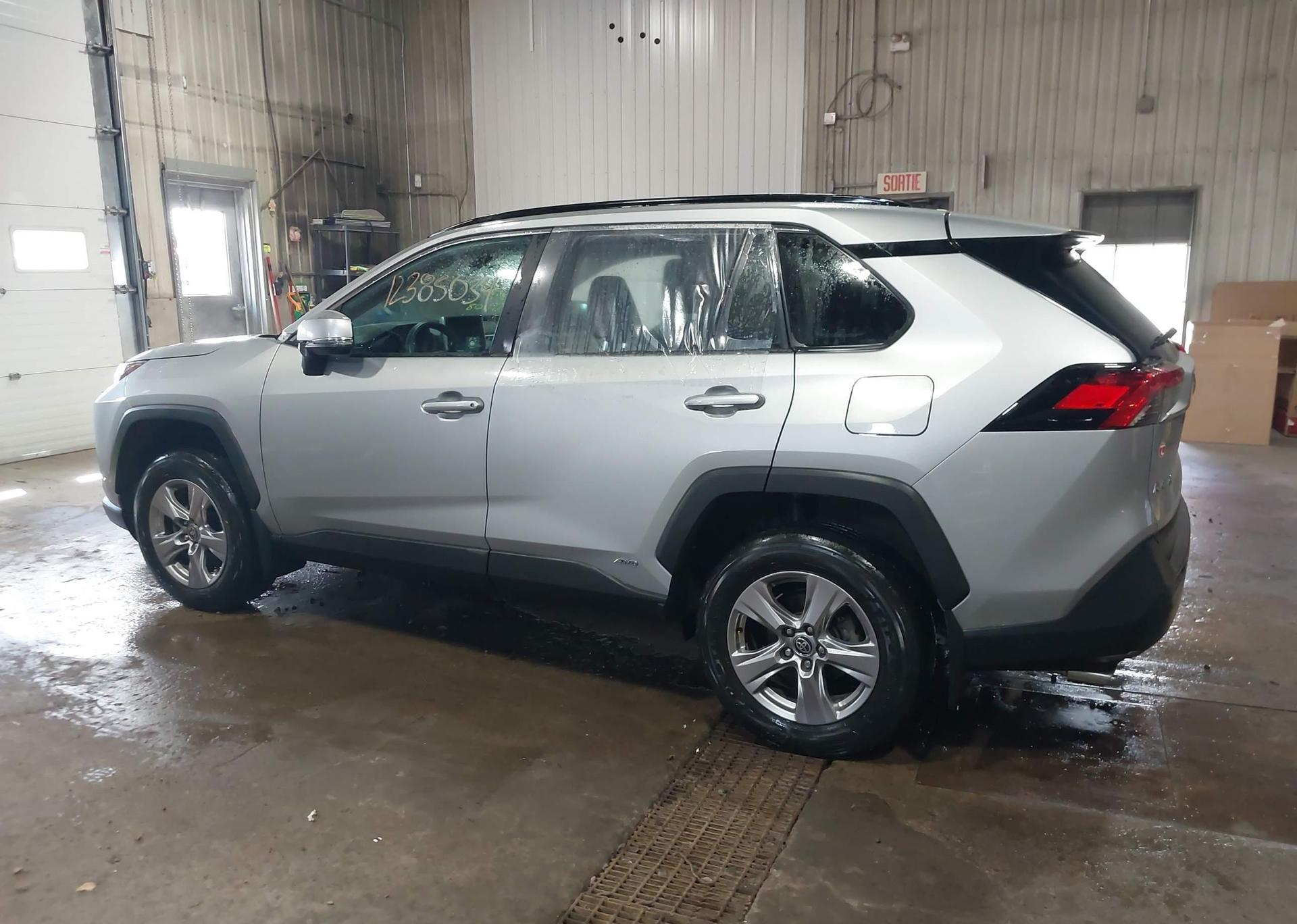 2023 TOYOTA RAV4 XLE