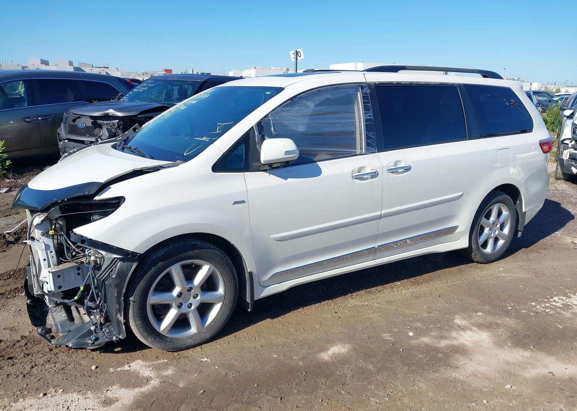 2020 TOYOTA SIENNA XLE