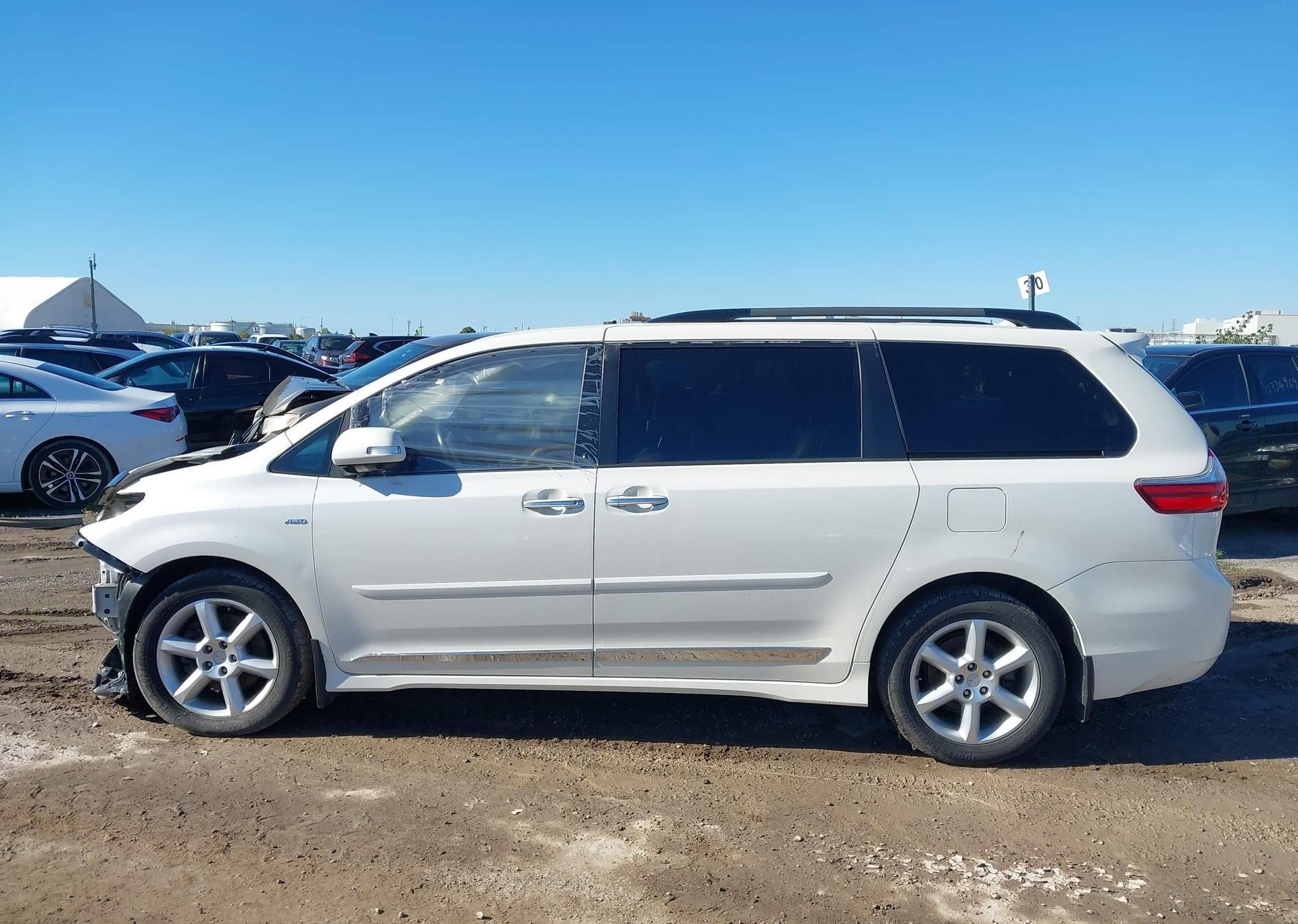 2020 TOYOTA SIENNA XLE