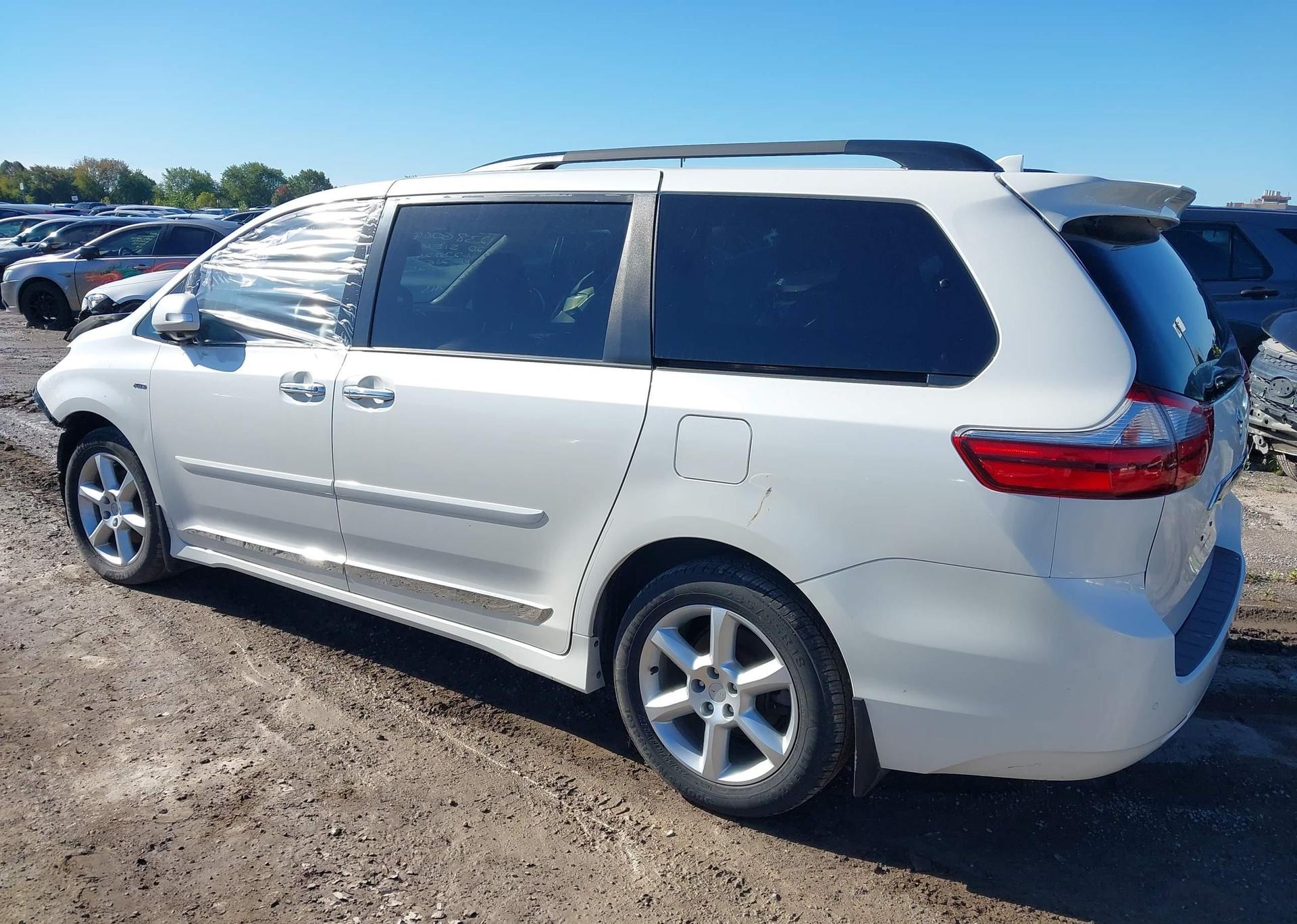 2020 TOYOTA SIENNA XLE