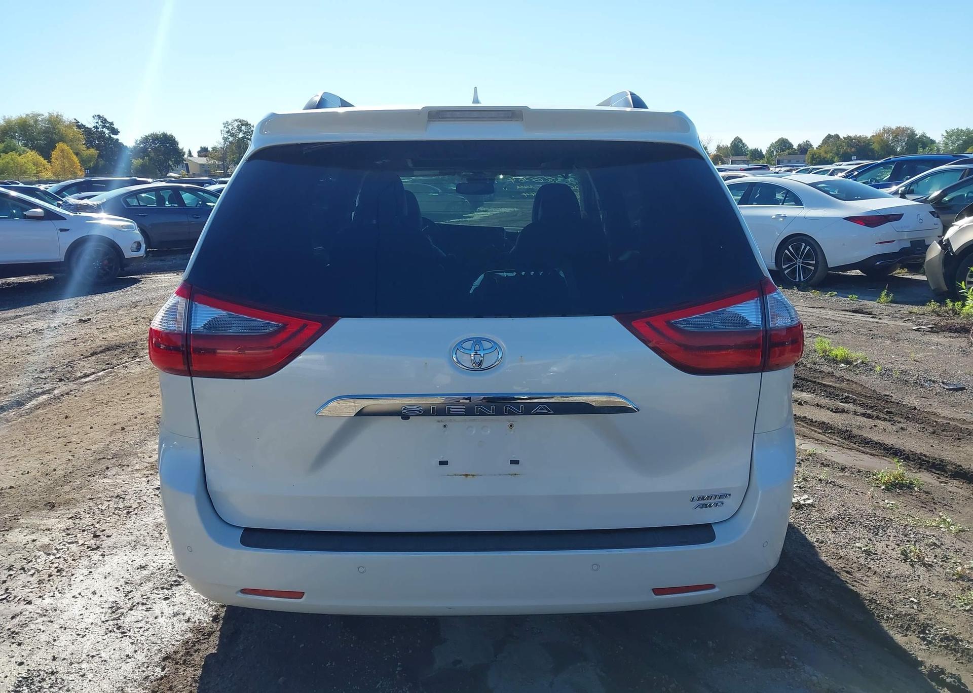 2020 TOYOTA SIENNA XLE
