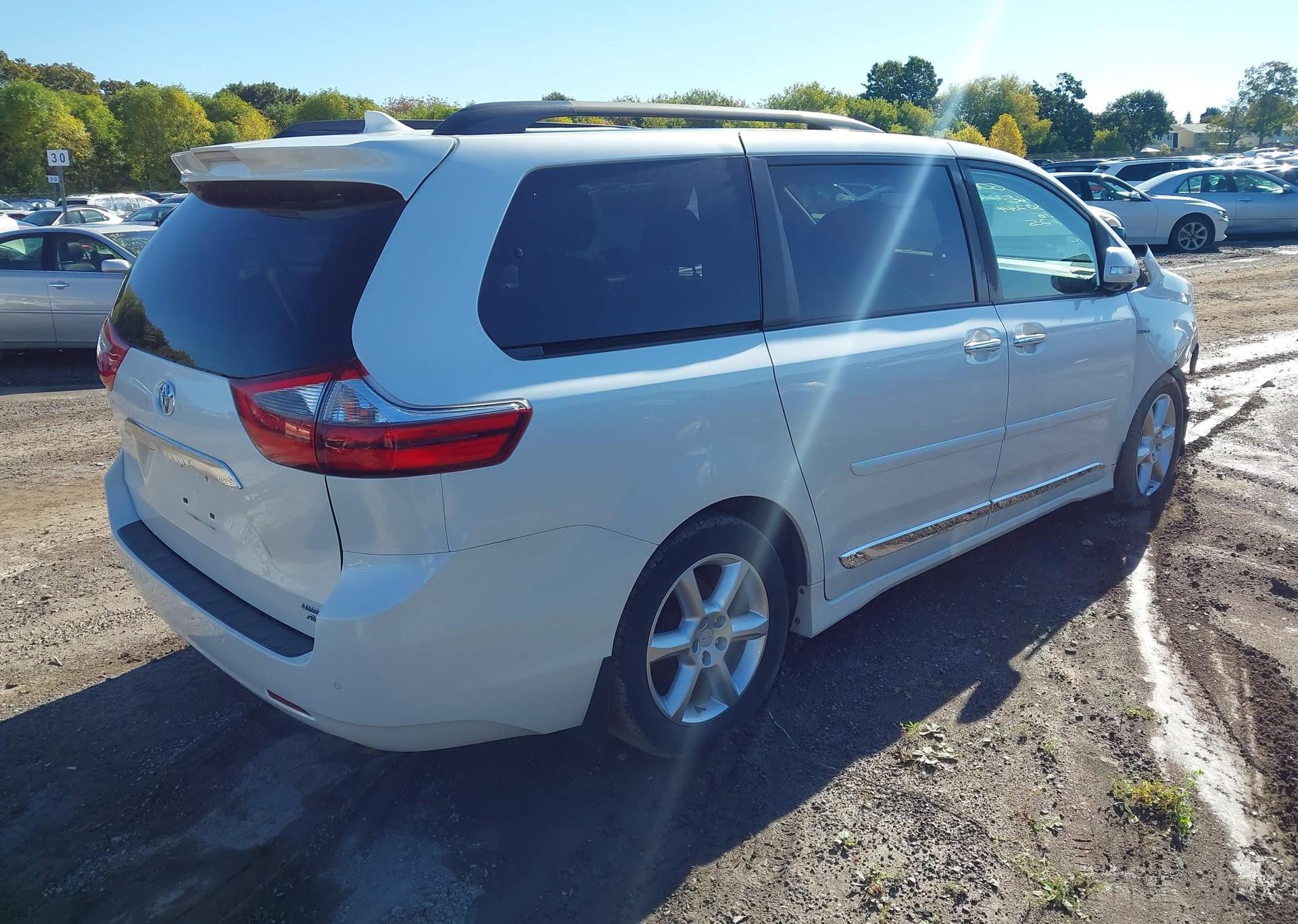 2020 TOYOTA SIENNA XLE