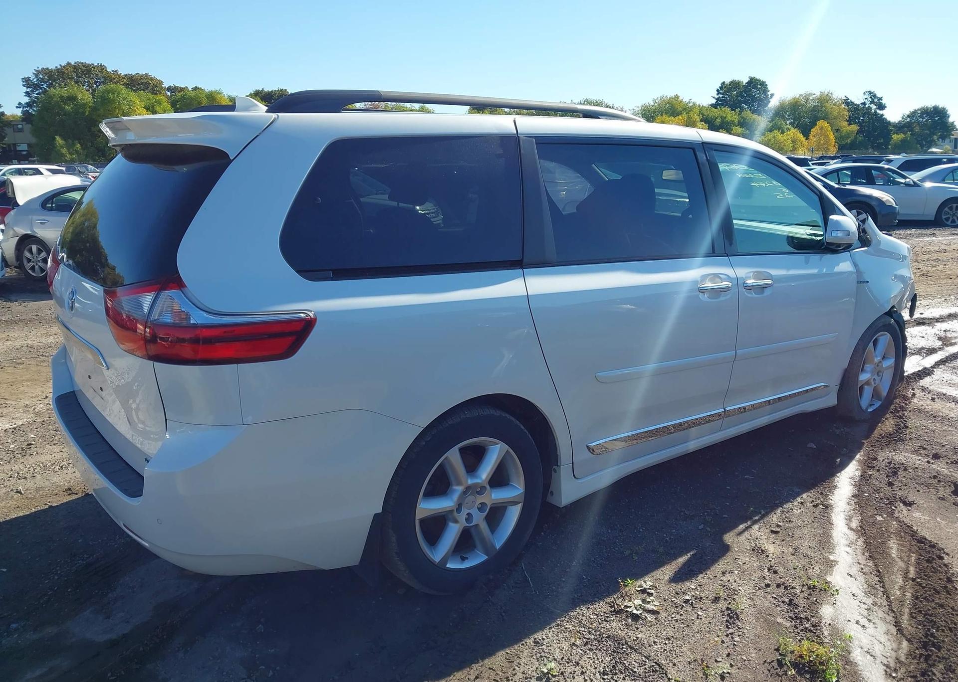 2020 TOYOTA SIENNA XLE