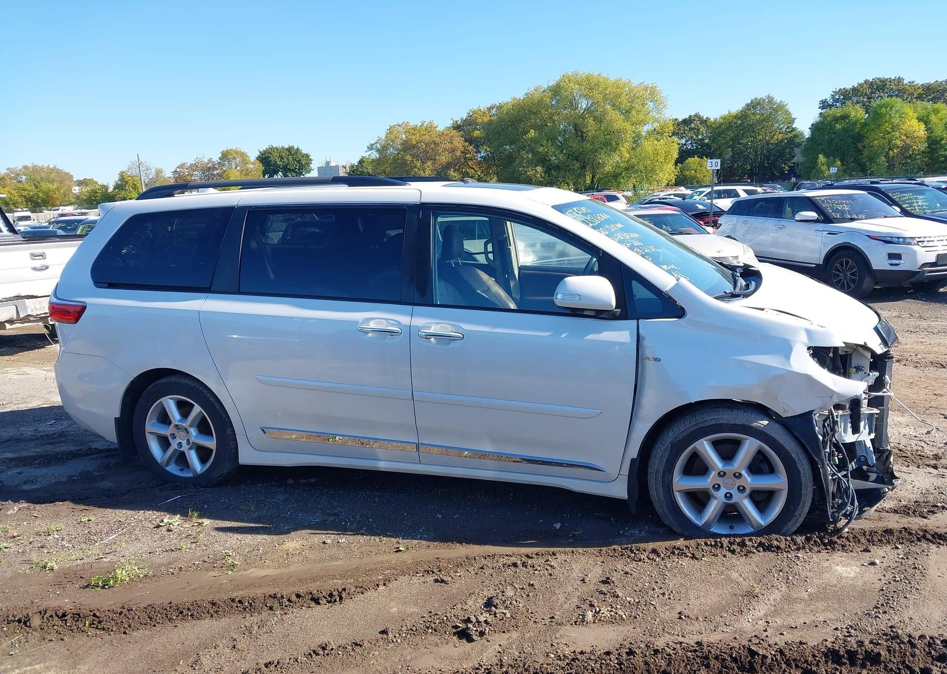 2020 TOYOTA SIENNA XLE