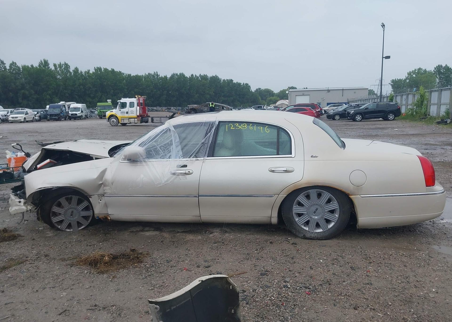 2003 LINCOLN TOWN CAR CARTIER