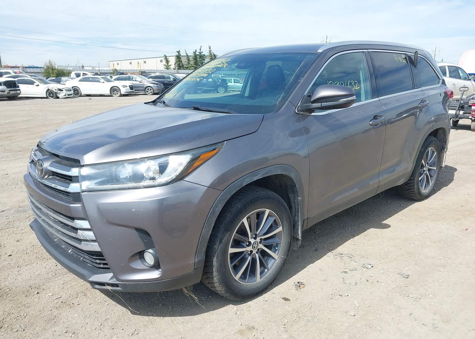 2019 TOYOTA HIGHLANDER SE