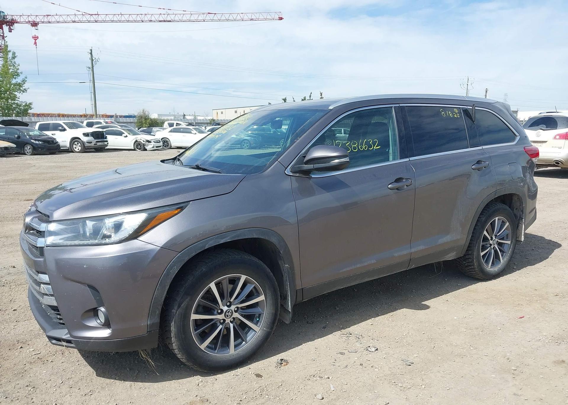 2019 TOYOTA HIGHLANDER SE
