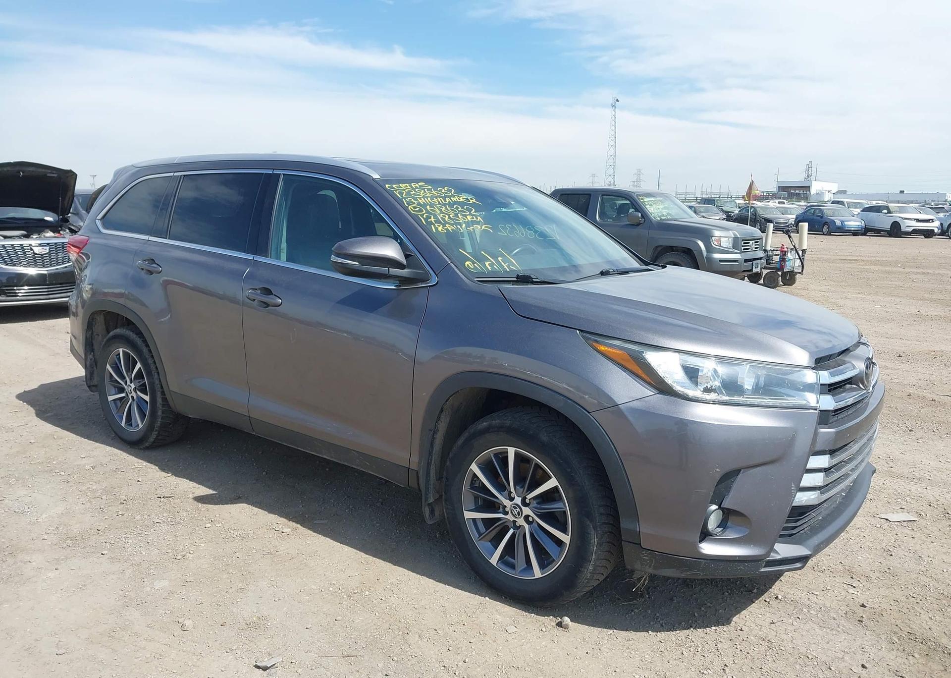 2019 TOYOTA HIGHLANDER SE