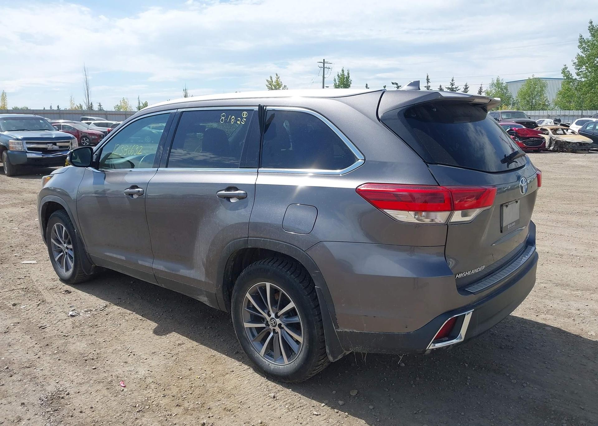 2019 TOYOTA HIGHLANDER SE