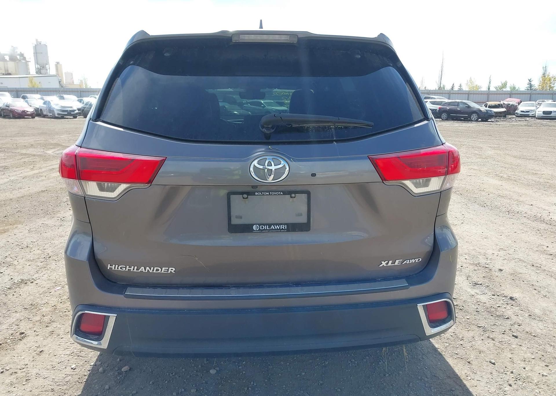 2019 TOYOTA HIGHLANDER SE