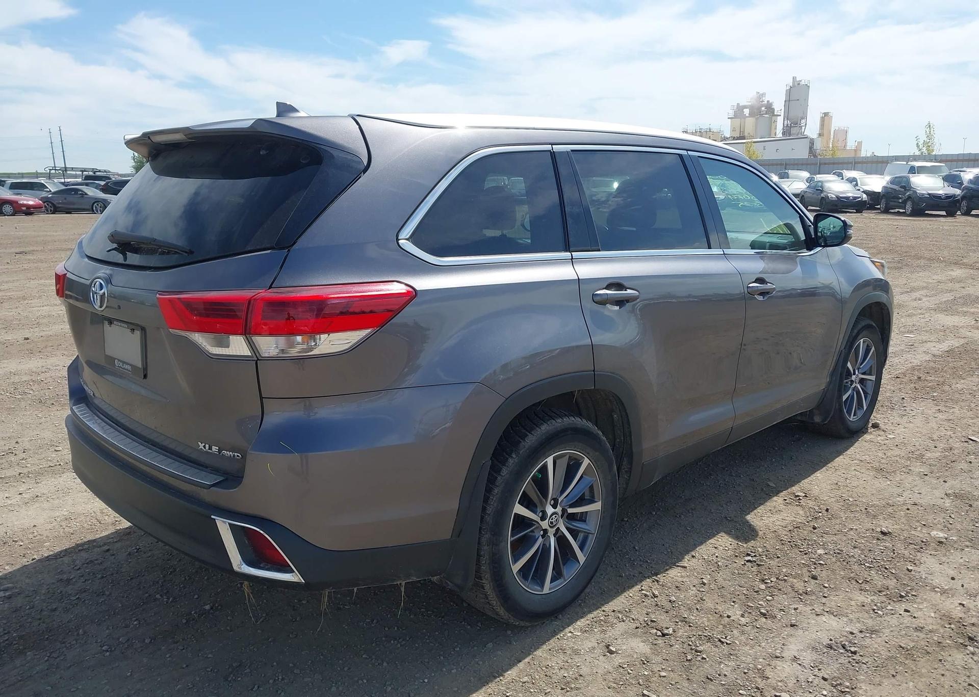 2019 TOYOTA HIGHLANDER SE