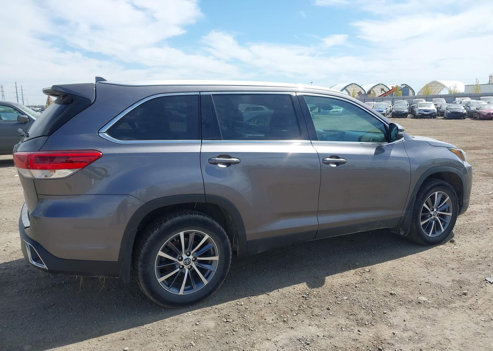 2019 TOYOTA HIGHLANDER SE