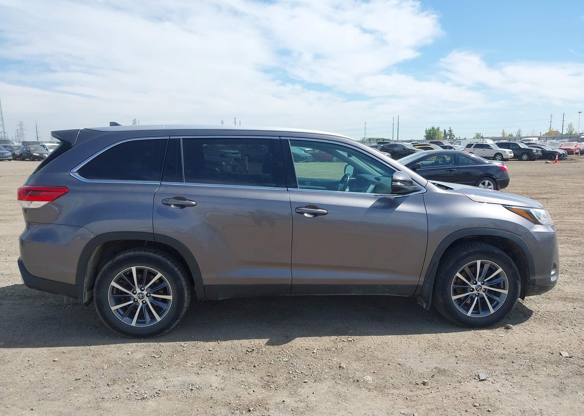 2019 TOYOTA HIGHLANDER SE