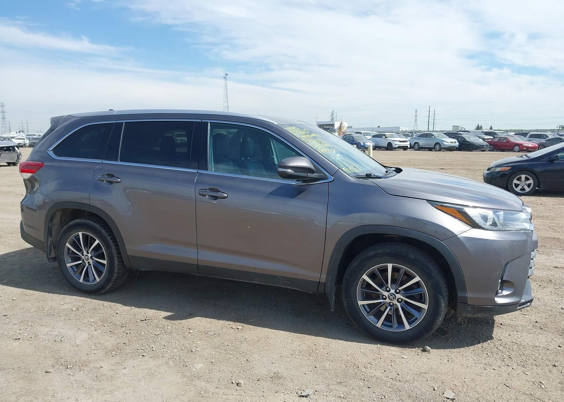 2019 TOYOTA HIGHLANDER SE