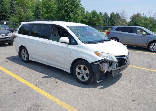 2018 TOYOTA SIENNA LE V6