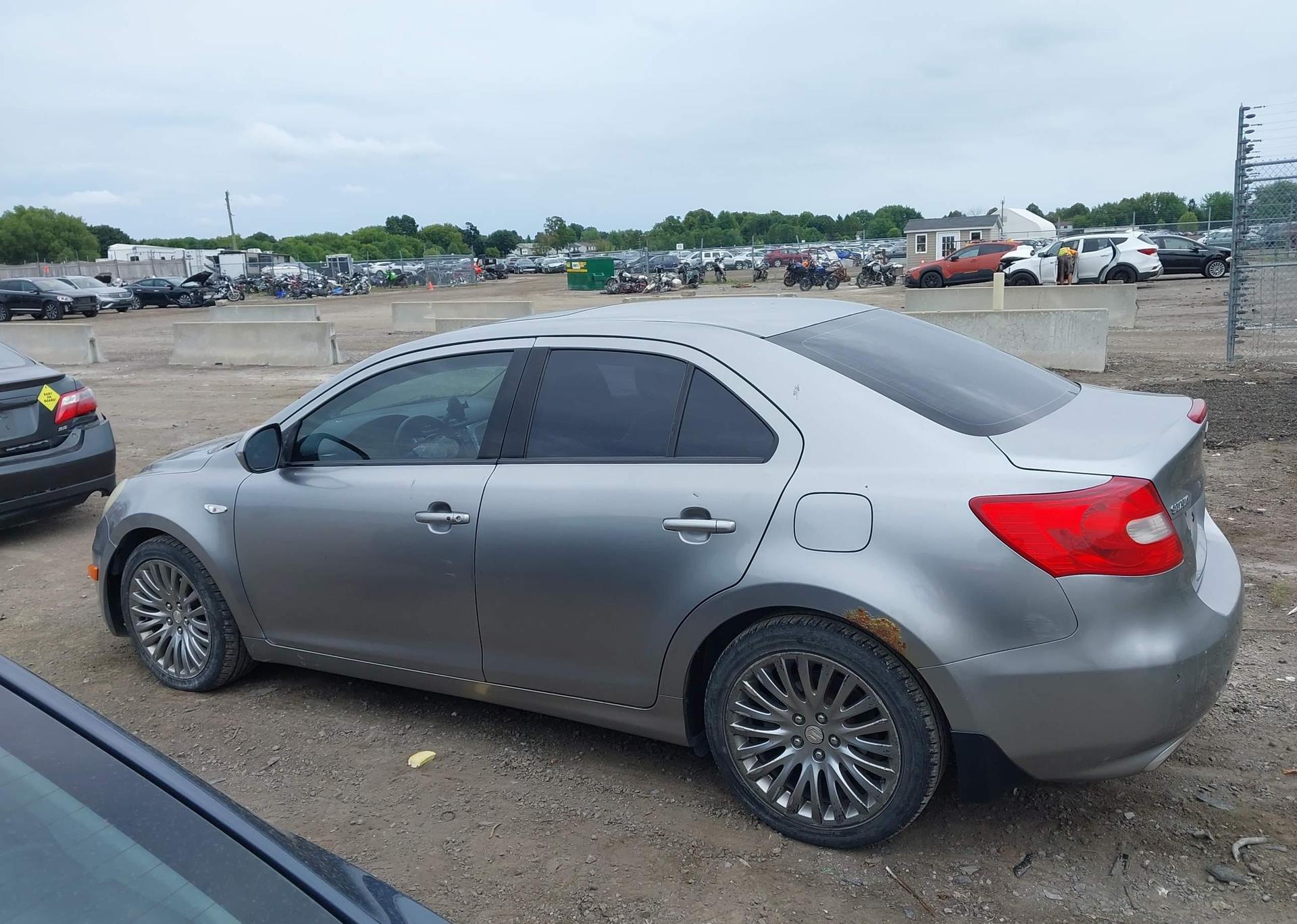 2011 SUZUKI KIZASHI S