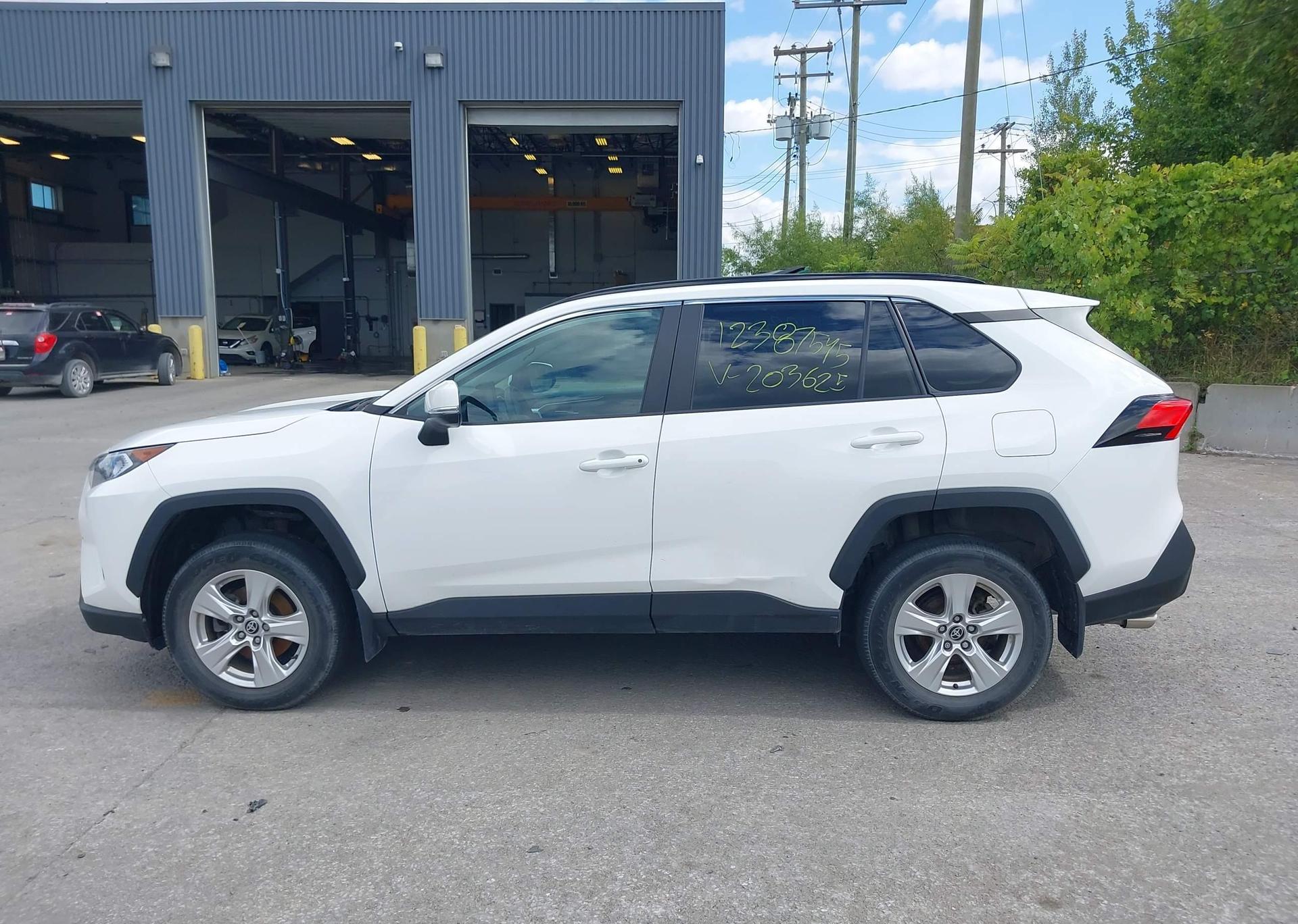 2021 TOYOTA RAV4 XLE