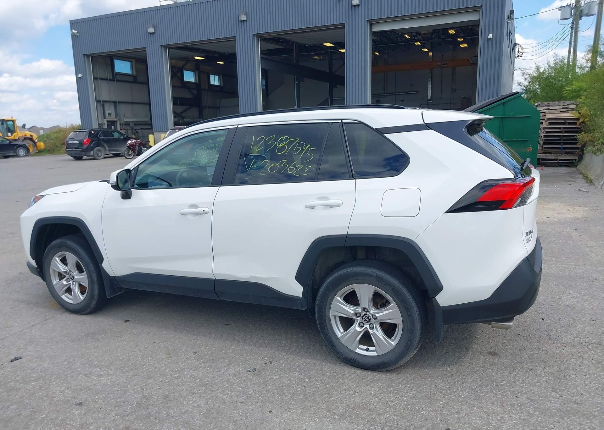 2021 TOYOTA RAV4 XLE