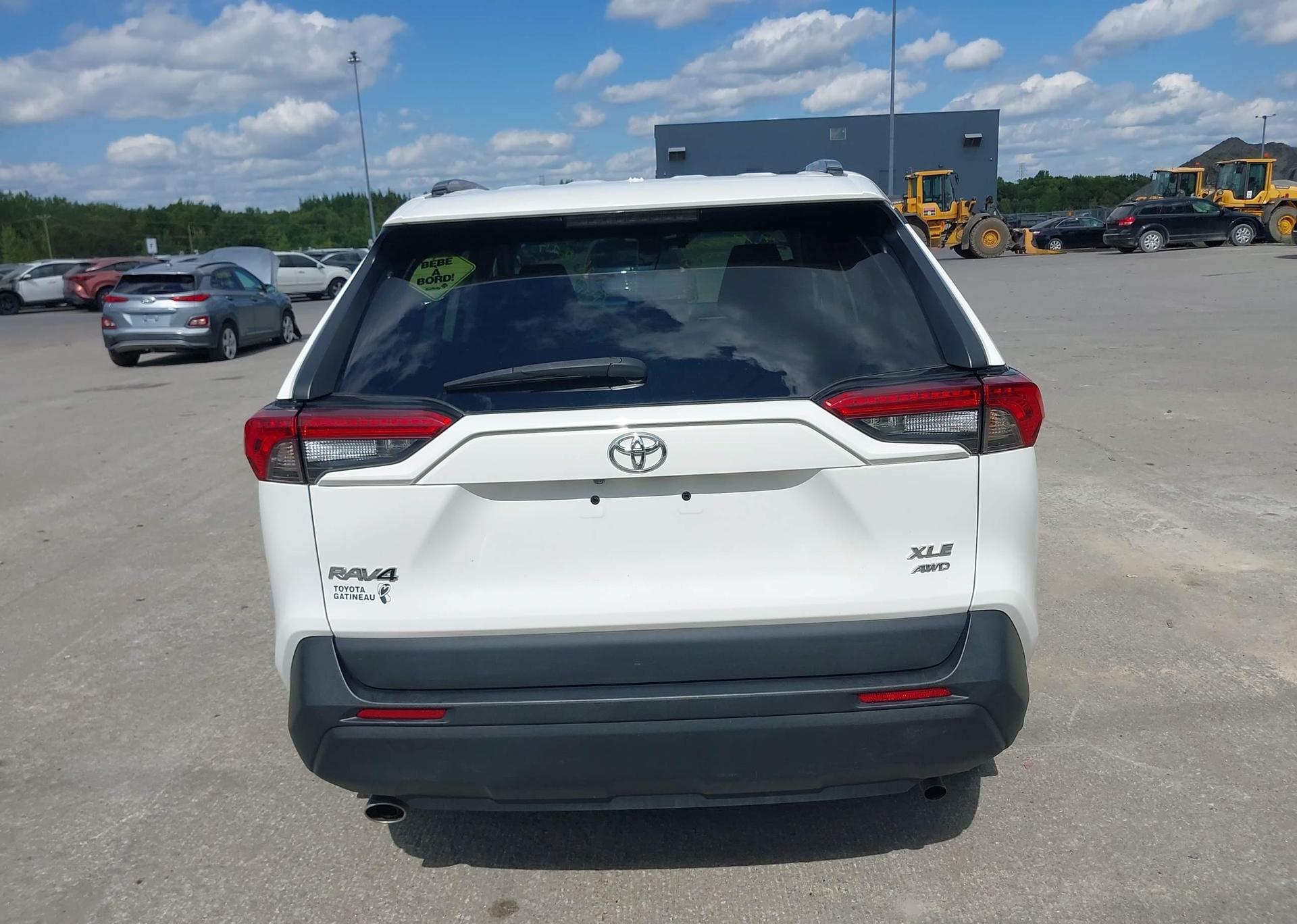 2021 TOYOTA RAV4 XLE