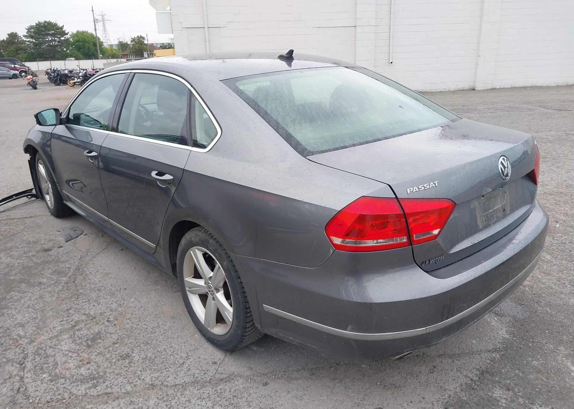 2013 VOLKSWAGEN PASSAT SE