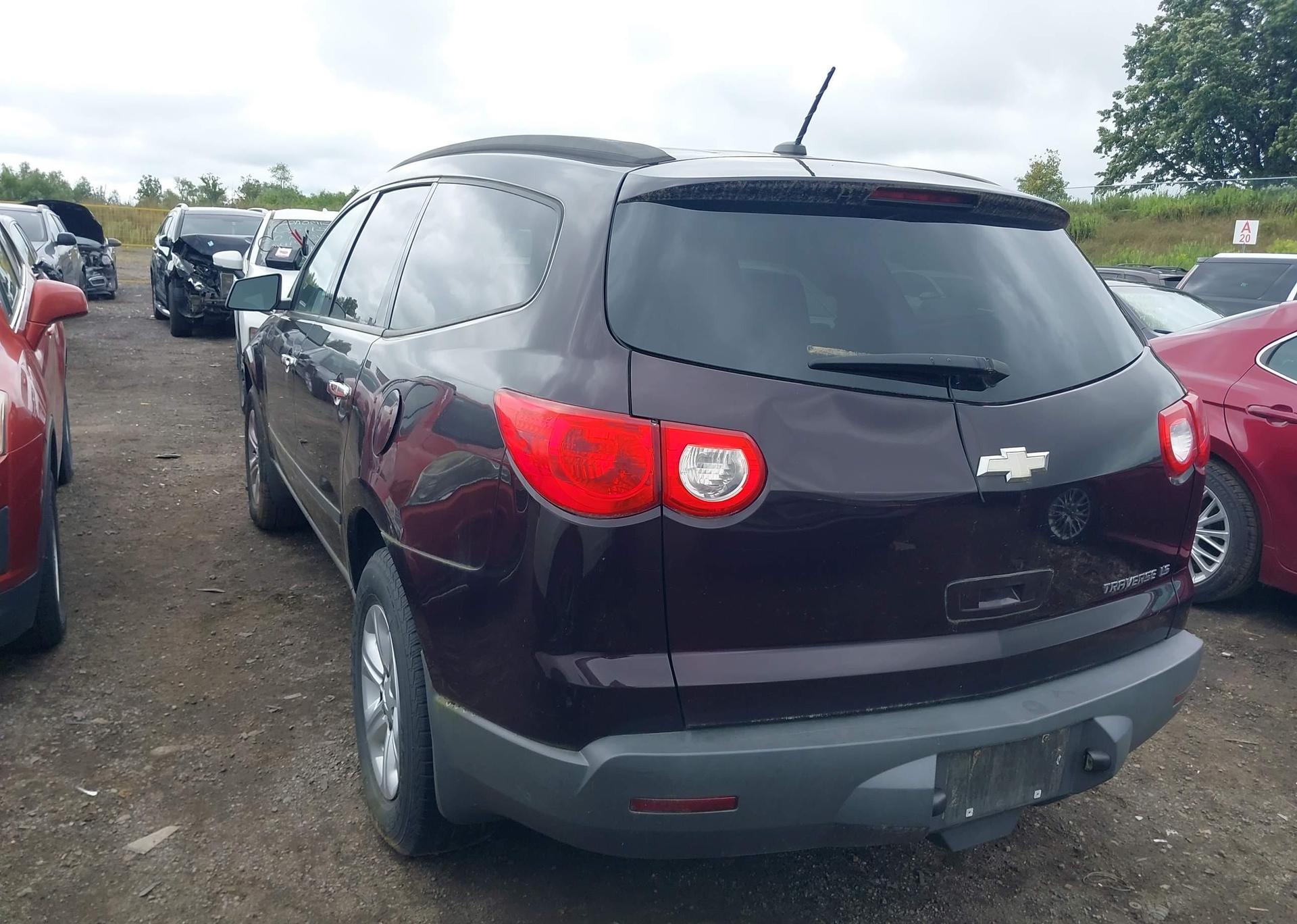 2010 CHEVROLET TRAVERSE LS