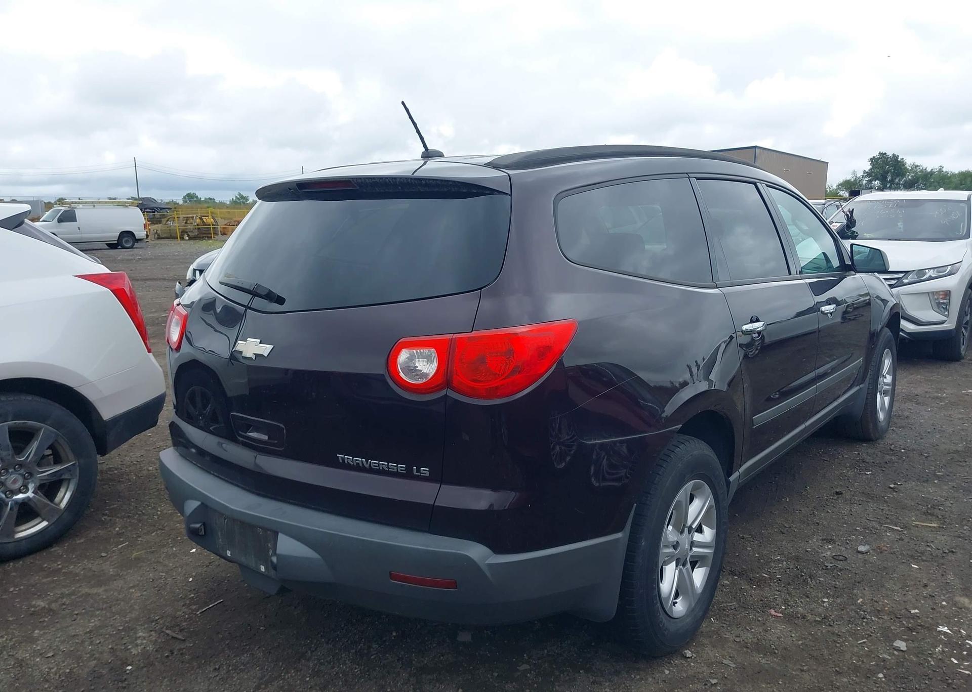2010 CHEVROLET TRAVERSE LS