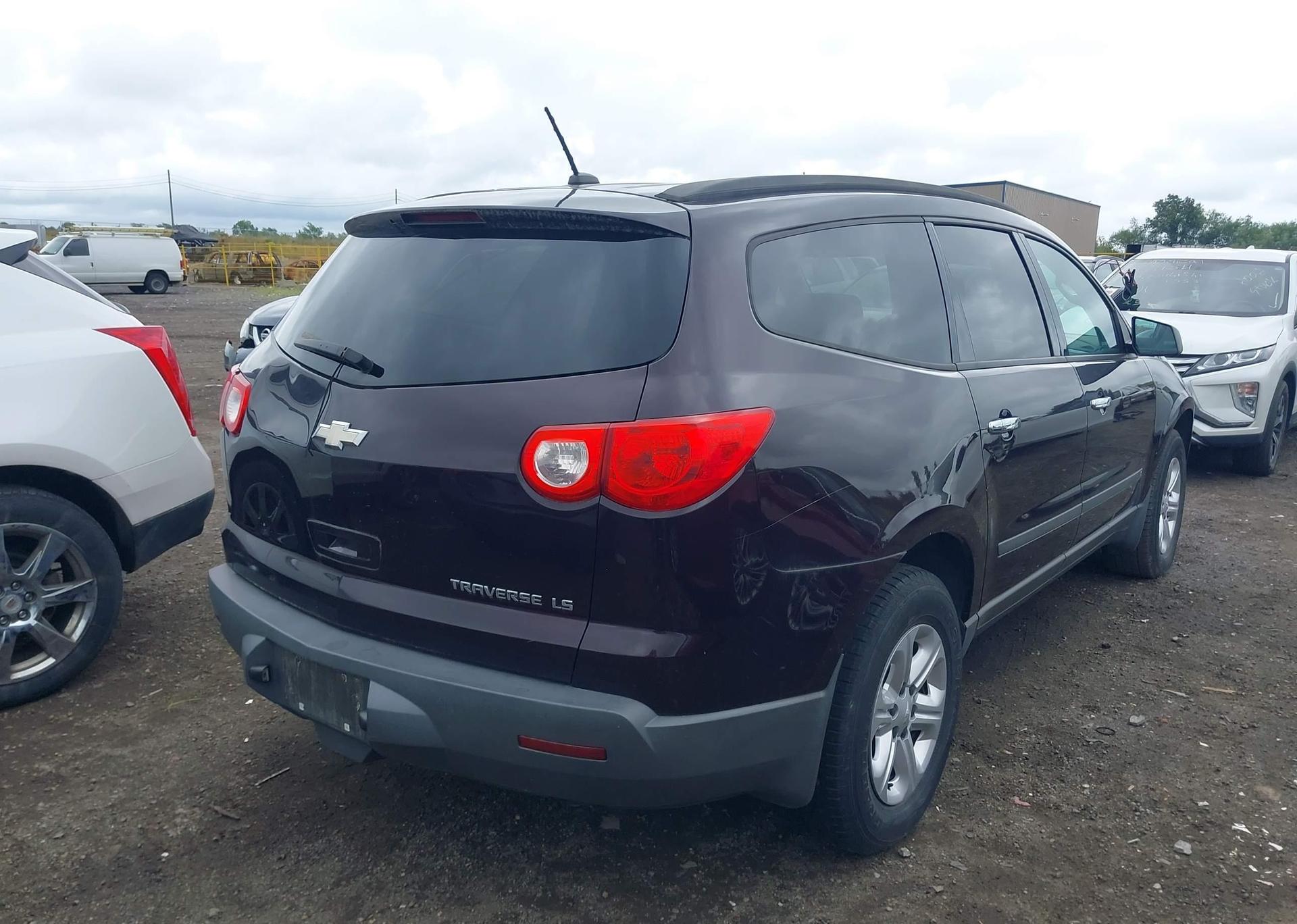 2010 CHEVROLET TRAVERSE LS