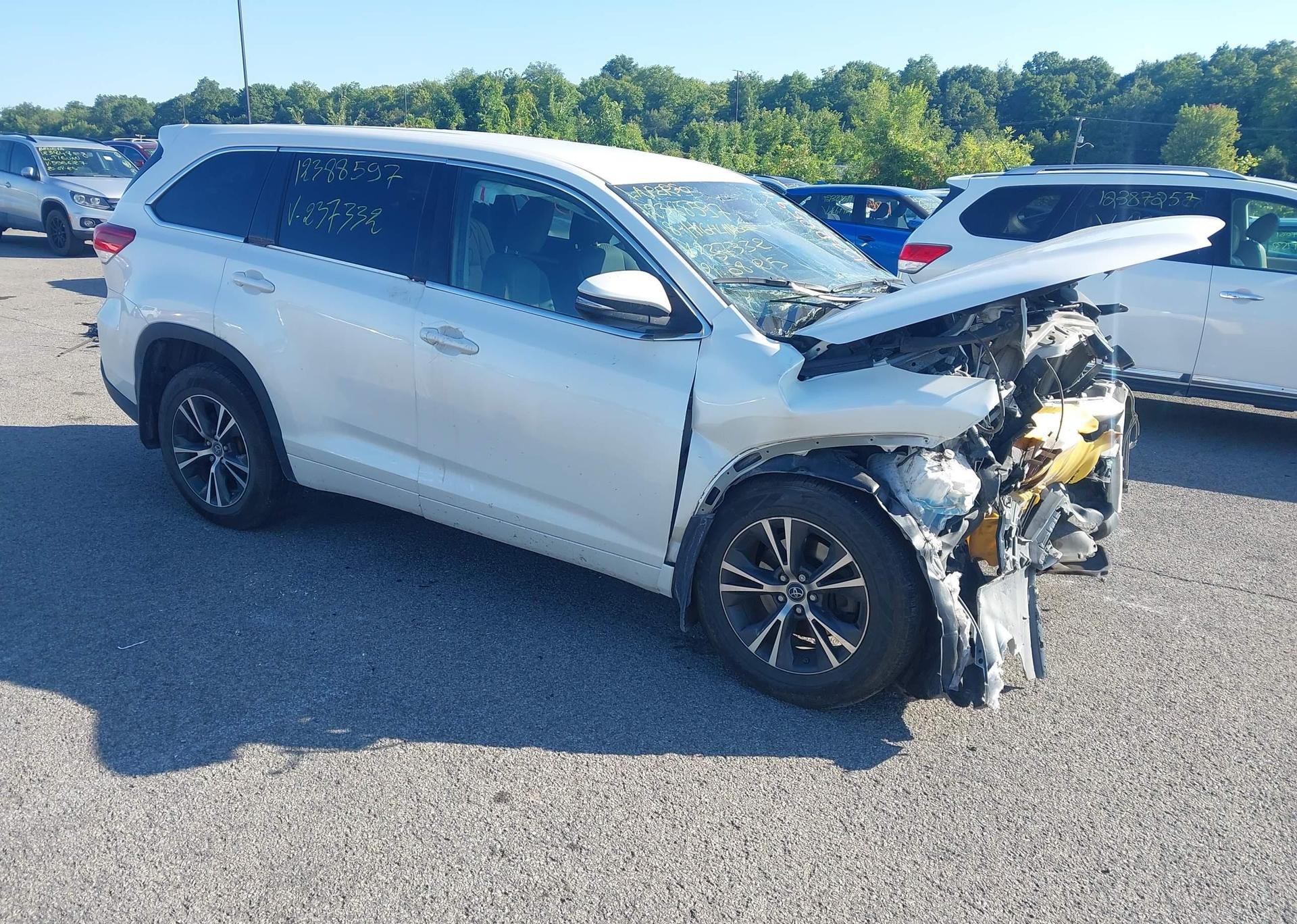 2018 TOYOTA HIGHLANDER LE