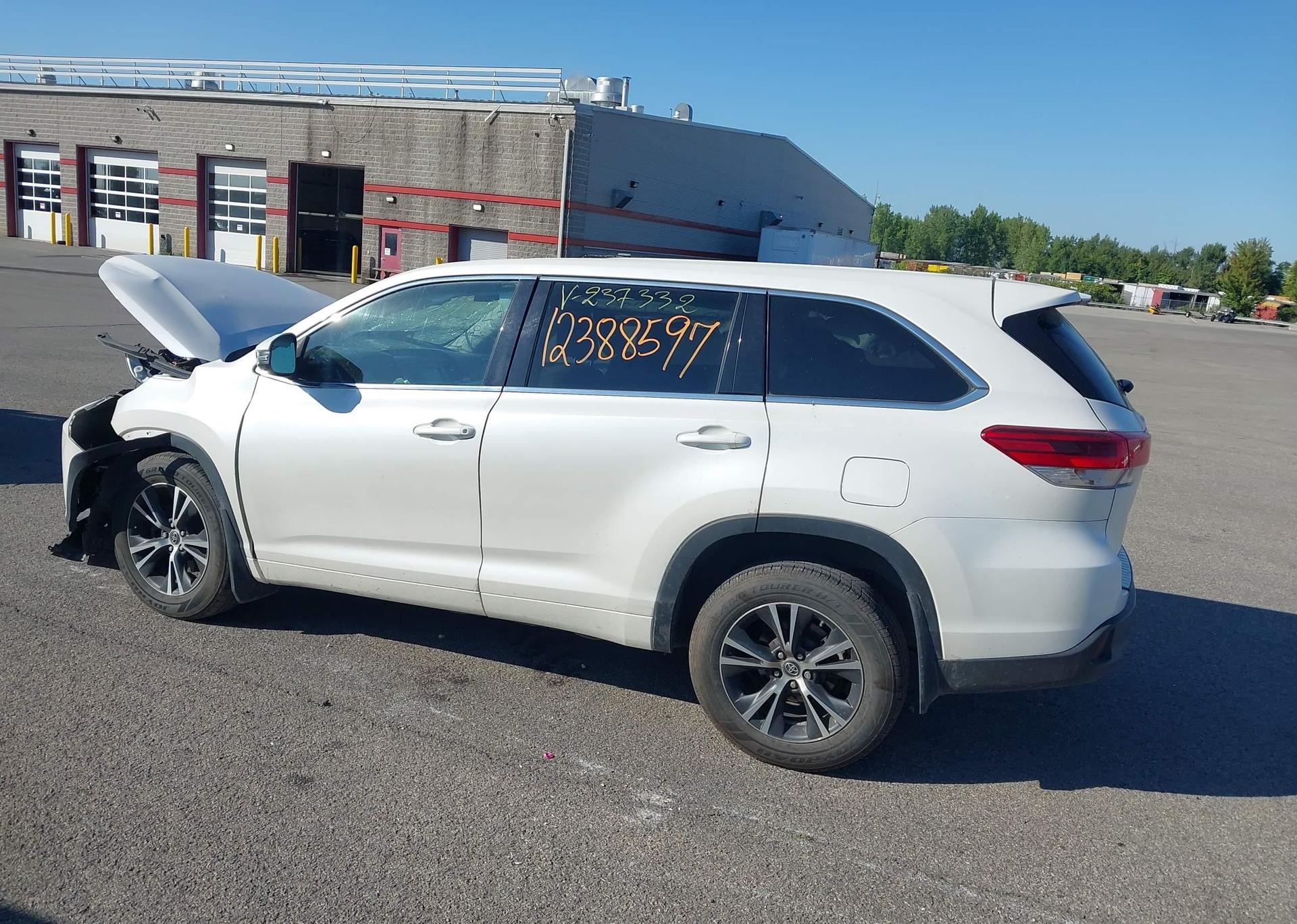 2018 TOYOTA HIGHLANDER LE