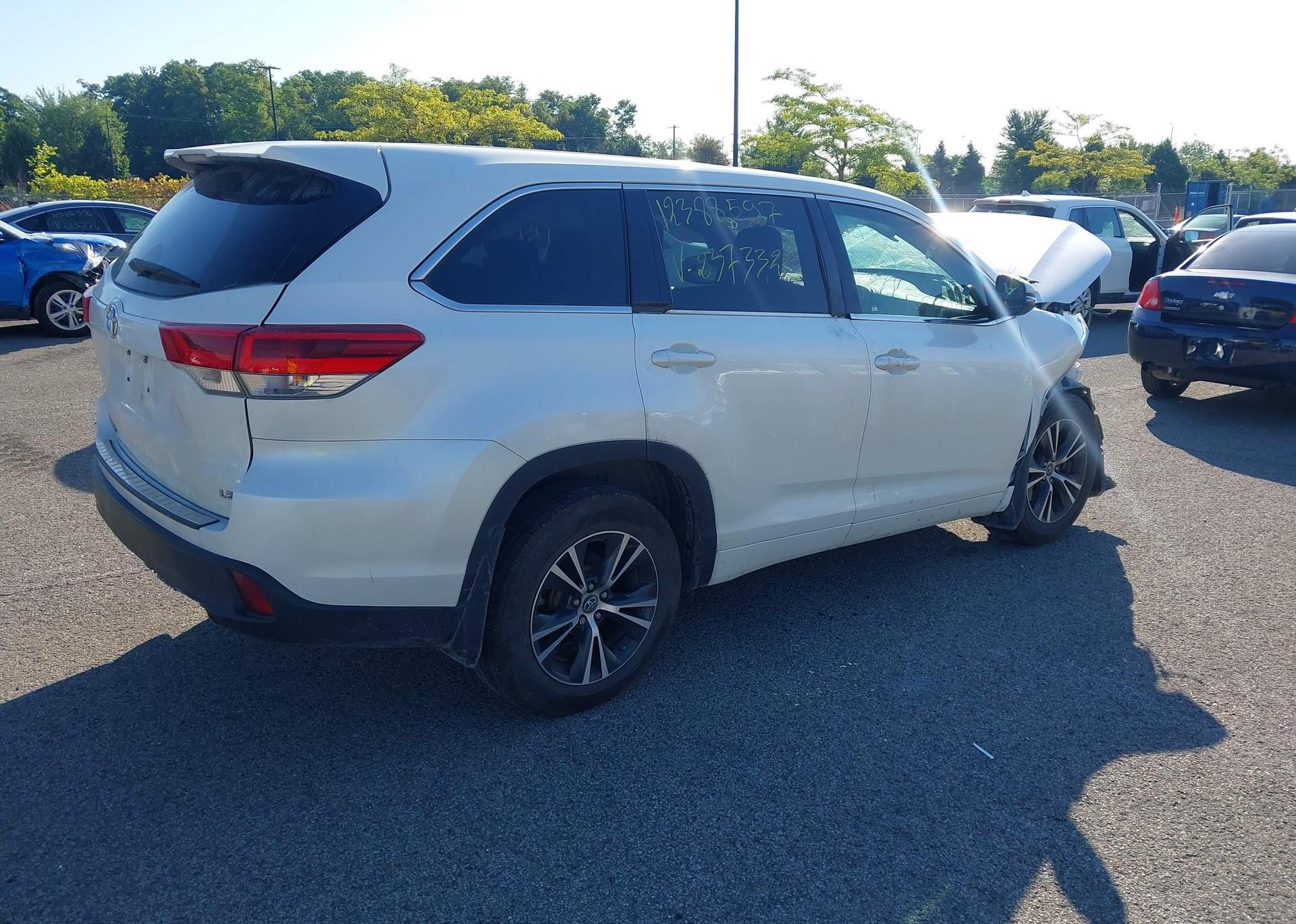 2018 TOYOTA HIGHLANDER LE