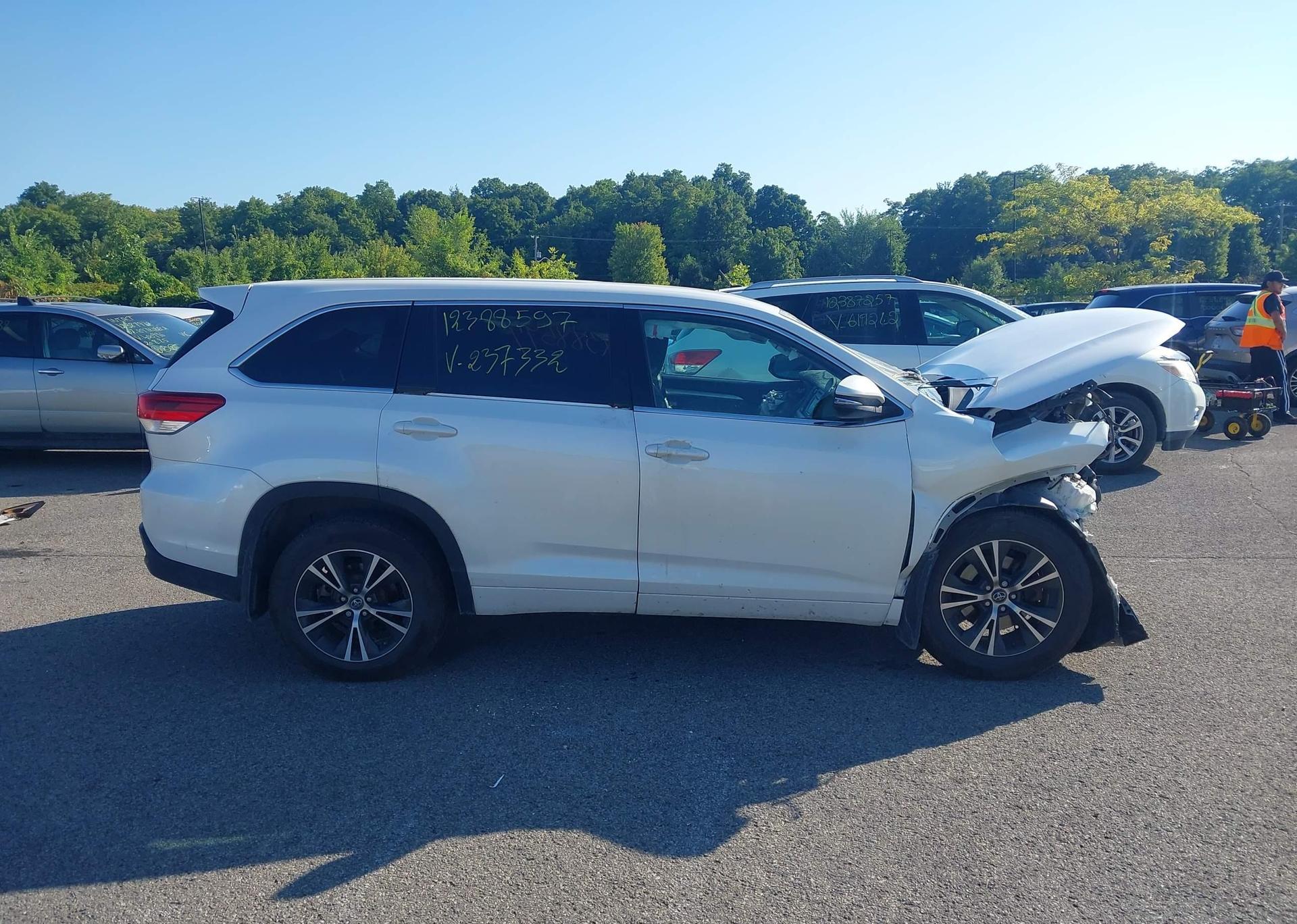 2018 TOYOTA HIGHLANDER LE