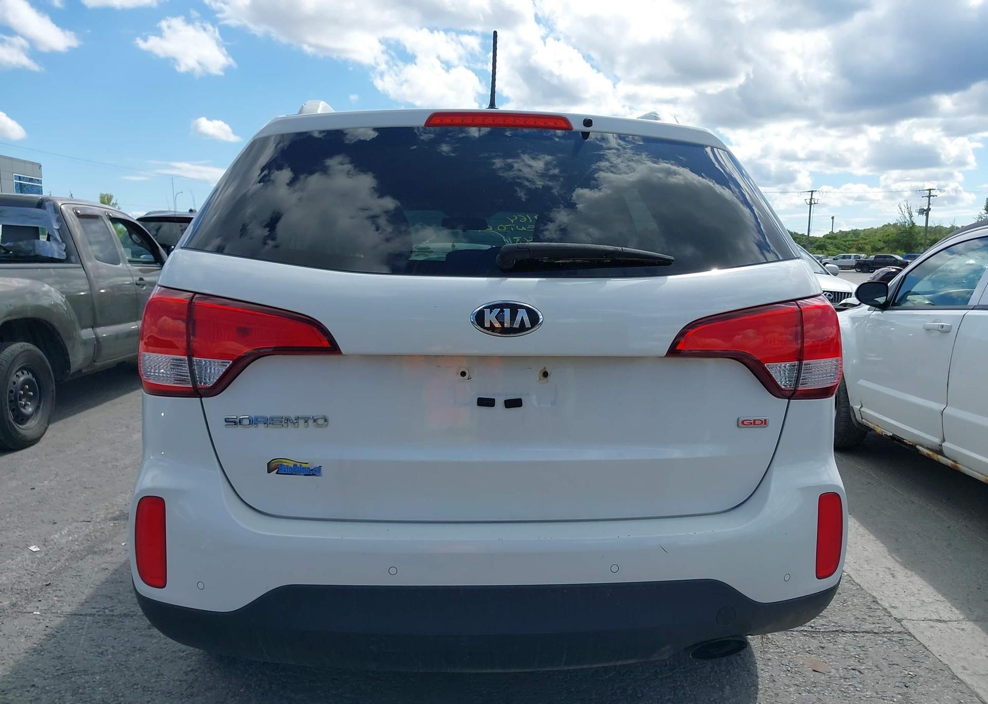2015 KIA SORENTO LX