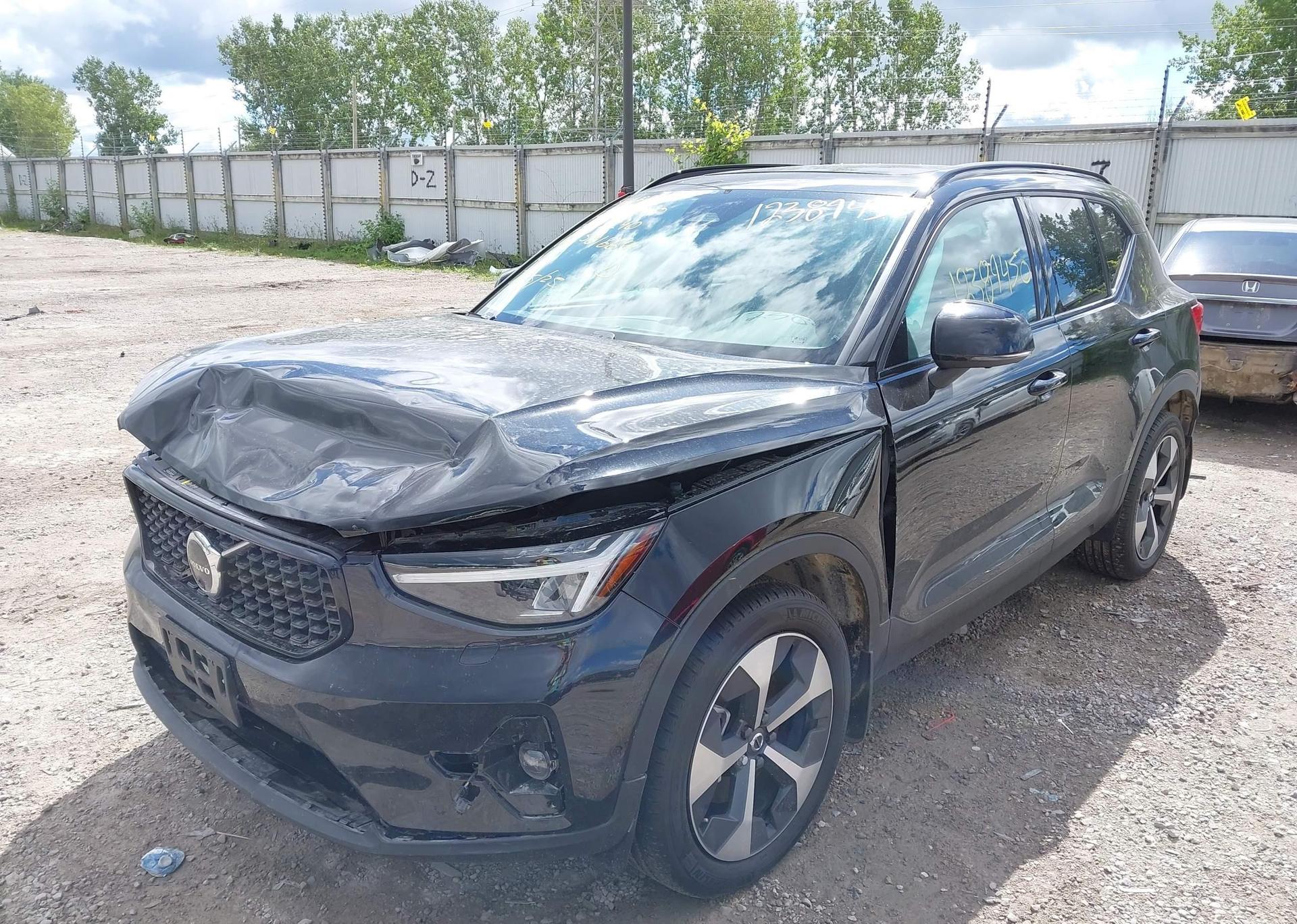 2025 VOLVO XC40 B5 PLUS DARK THEME
