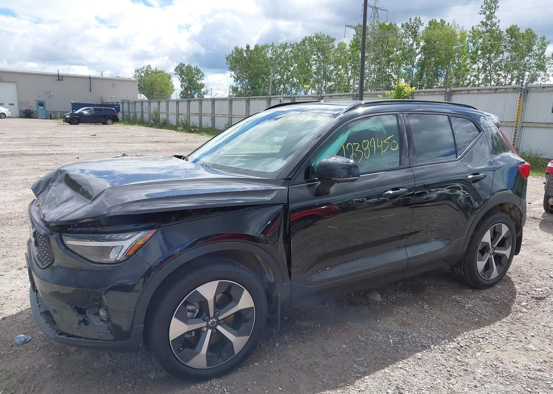 2025 VOLVO XC40 B5 PLUS DARK THEME