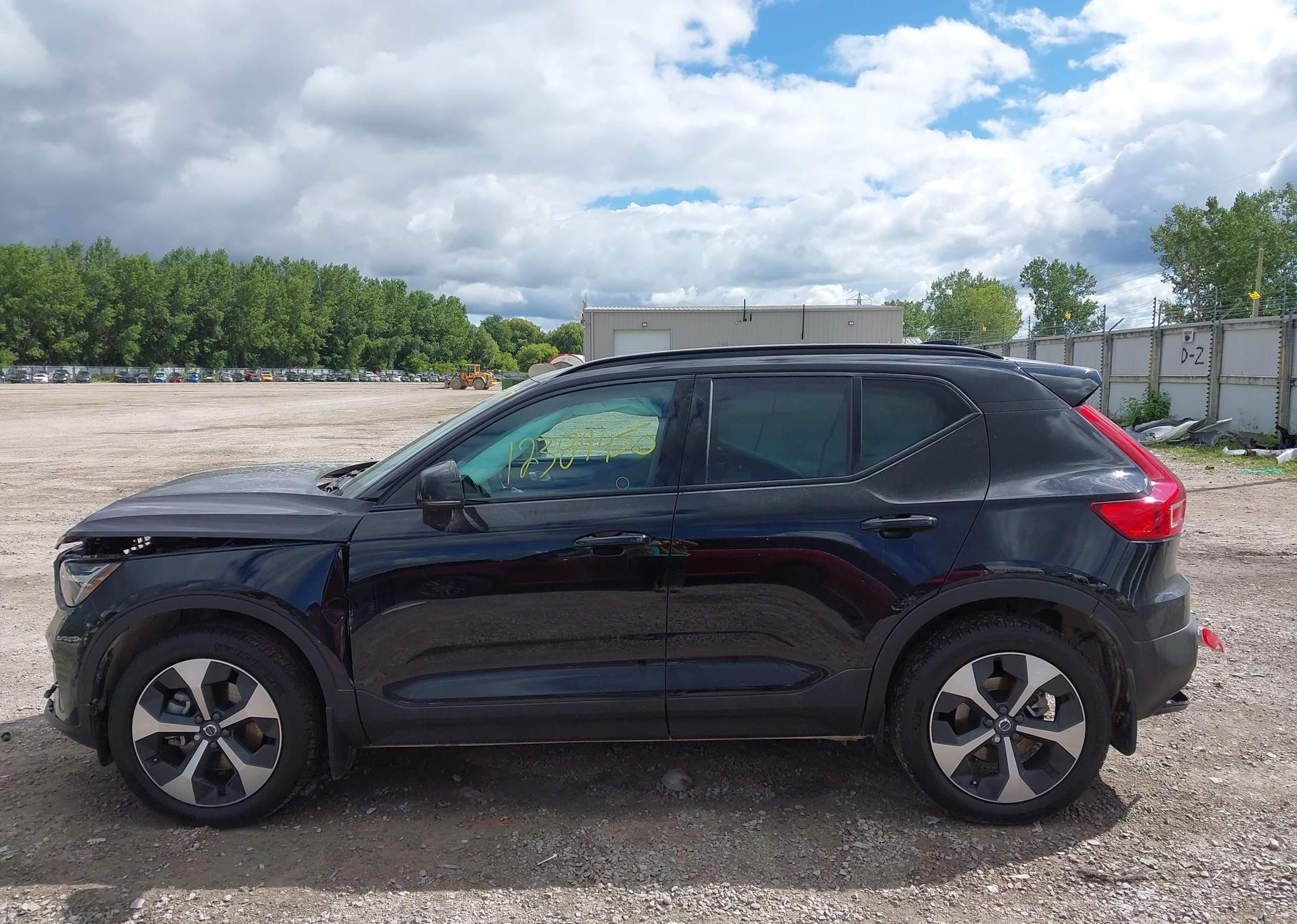 2025 VOLVO XC40 B5 PLUS DARK THEME