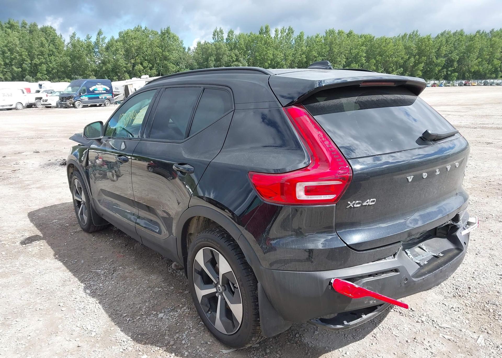 2025 VOLVO XC40 B5 PLUS DARK THEME