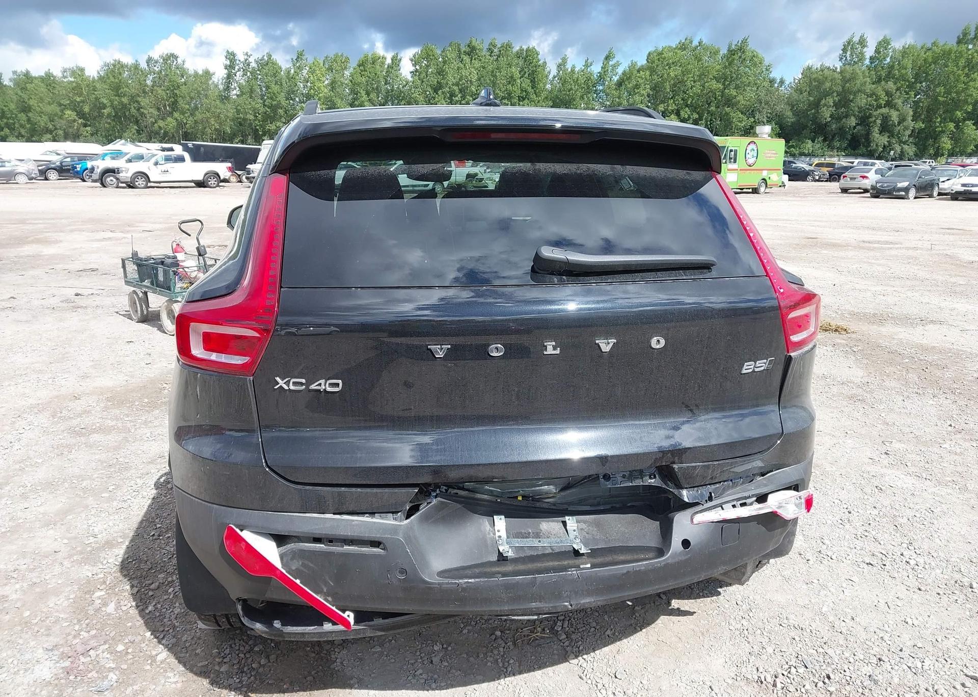 2025 VOLVO XC40 B5 PLUS DARK THEME