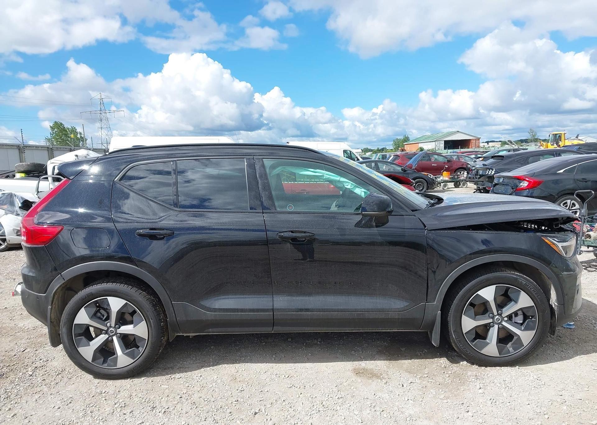 2025 VOLVO XC40 B5 PLUS DARK THEME