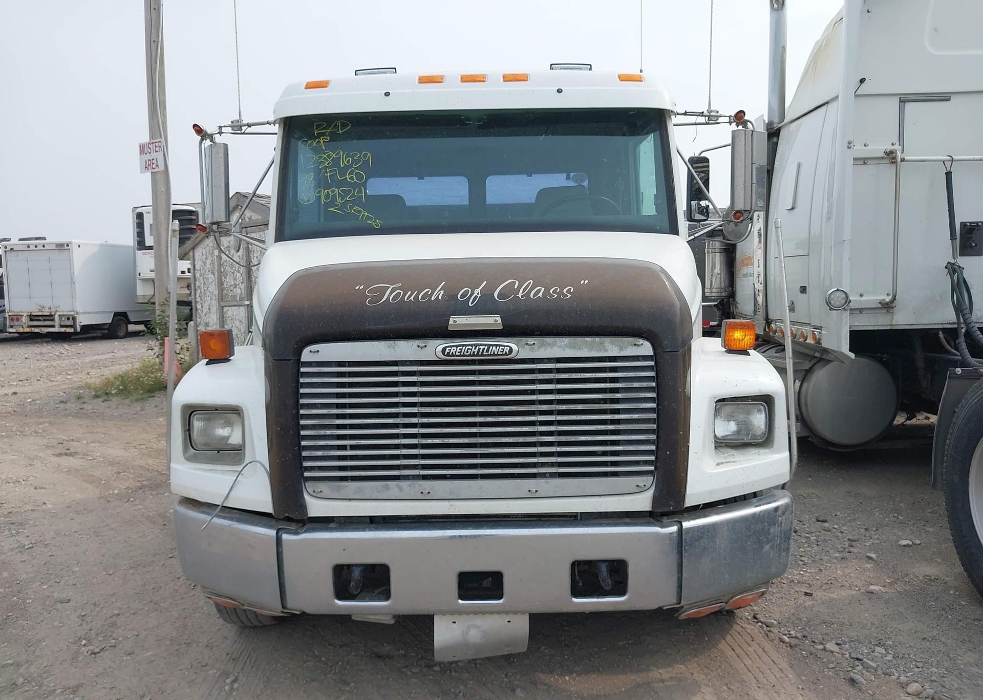1998 FREIGHTLINER MEDIUM CONVENTIONAL FL60