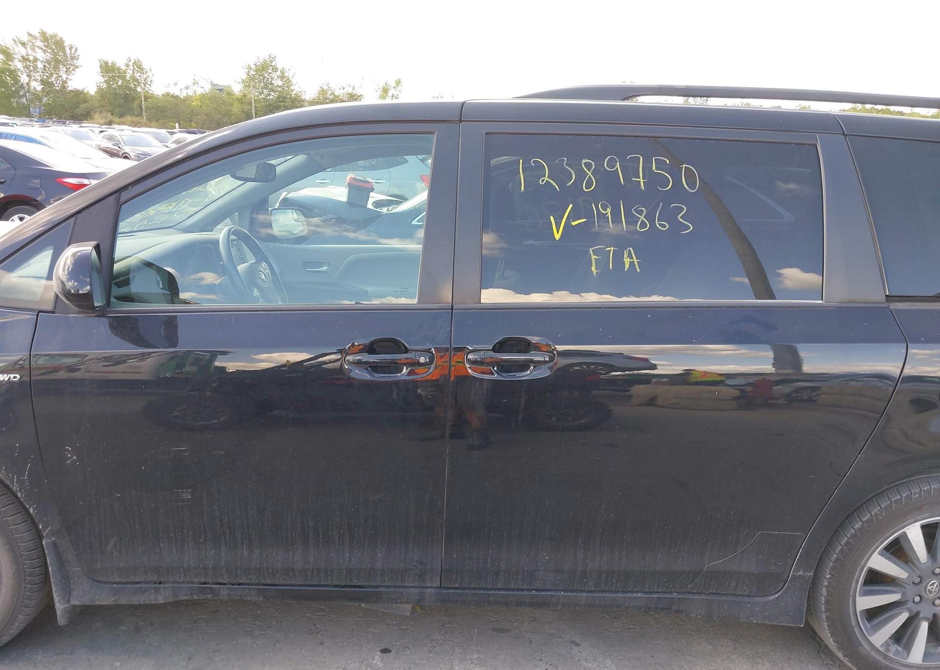 2018 TOYOTA SIENNA LE
