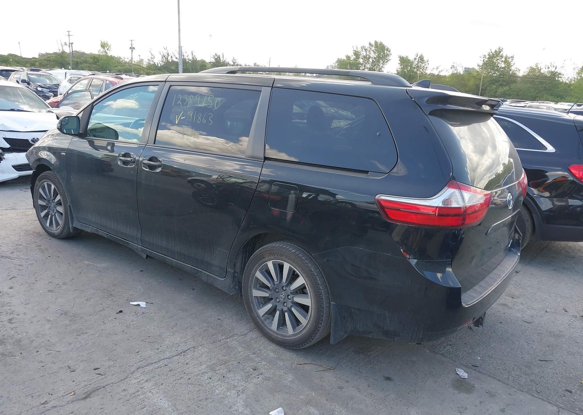 2018 TOYOTA SIENNA LE