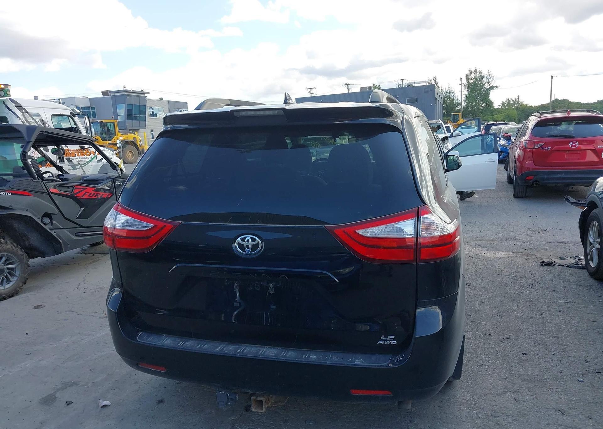 2018 TOYOTA SIENNA LE