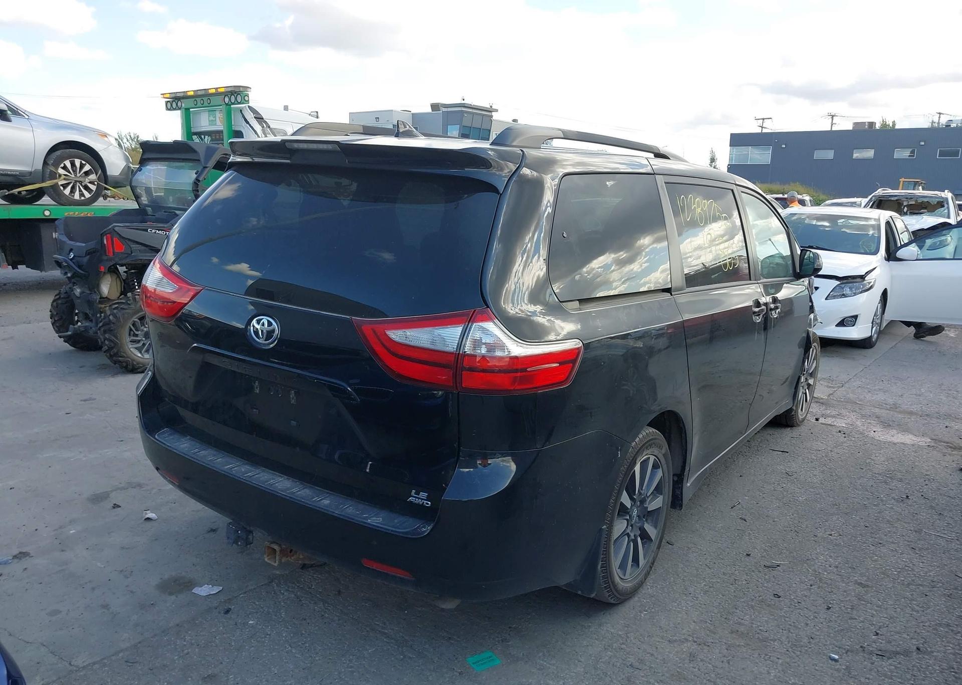 2018 TOYOTA SIENNA LE