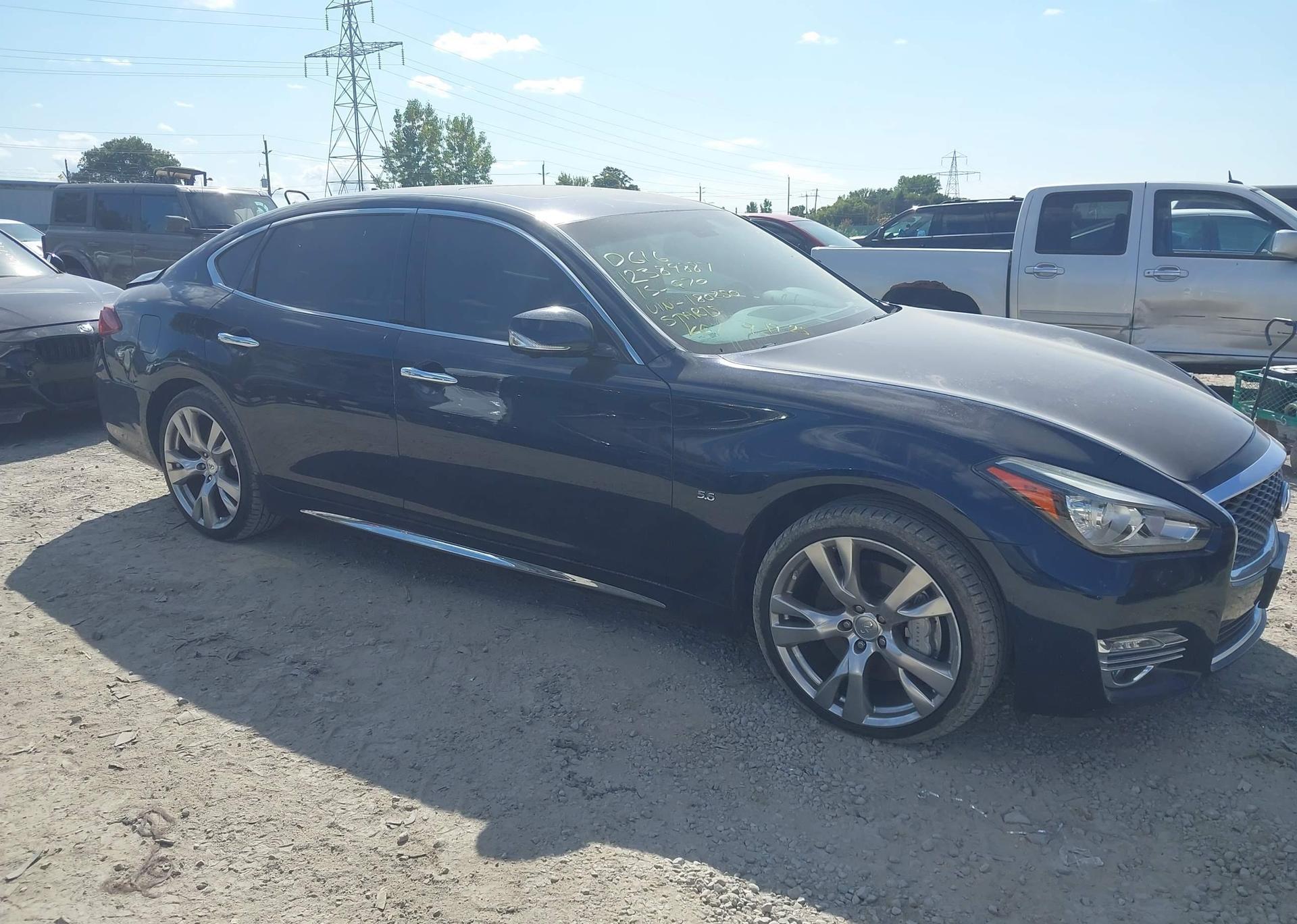 2015 INFINITI Q70L 5.6
