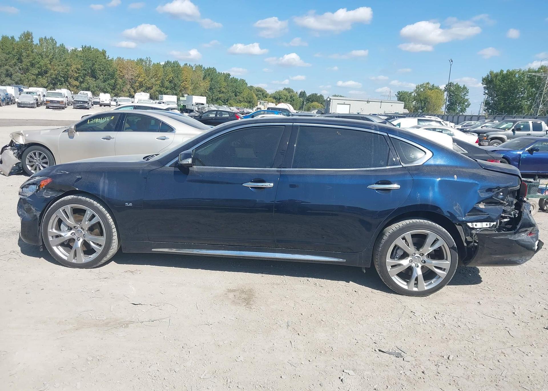 2015 INFINITI Q70L 5.6