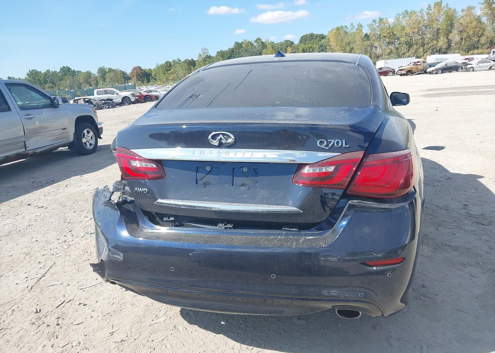 2015 INFINITI Q70L 5.6