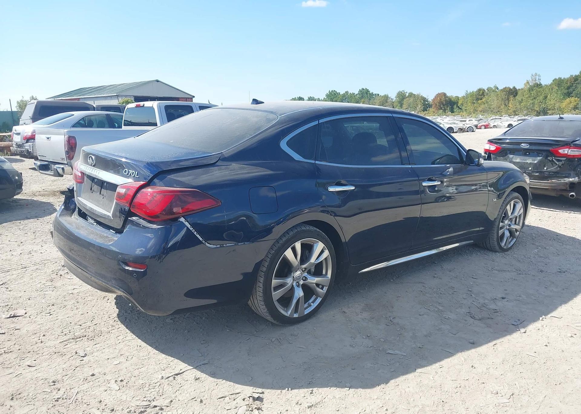 2015 INFINITI Q70L 5.6